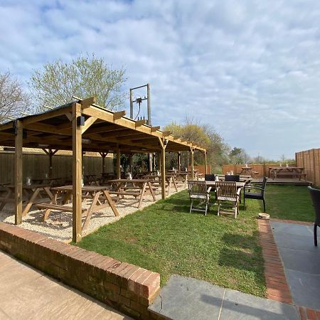 The Six Bells 호텔 Beenham 외부 사진