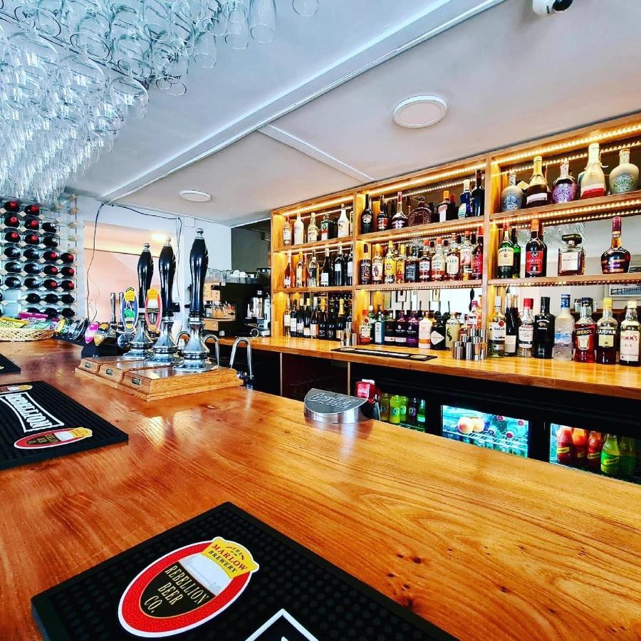 The Six Bells 호텔 Beenham 외부 사진